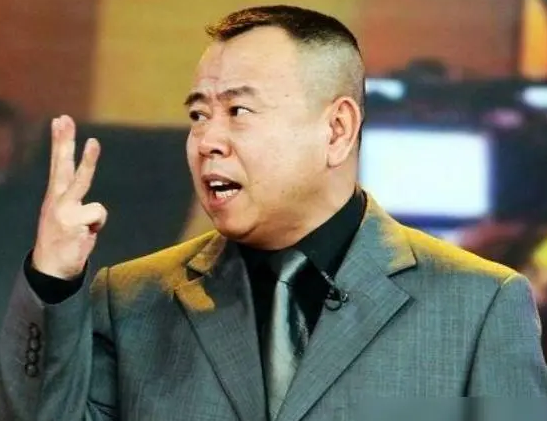 摊上事了!潘长江被官方通报,涉虚假宣传卖酒,水深你把握住了吗