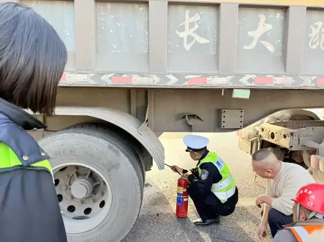 货车突然起火，交警化身“消防”员为群众挽损获赞！！！