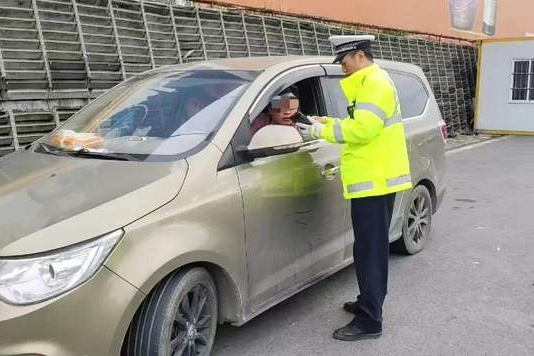 高速上开车接打电话？交警罚你没商量！