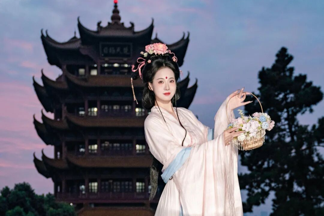 “夜上黄鹤楼”玩法升级：天空之镜映诗楼，涵洞新境藏雅趣！
