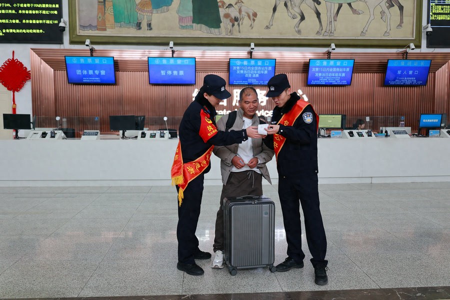 传承雷锋精神 护航旅客平安出行