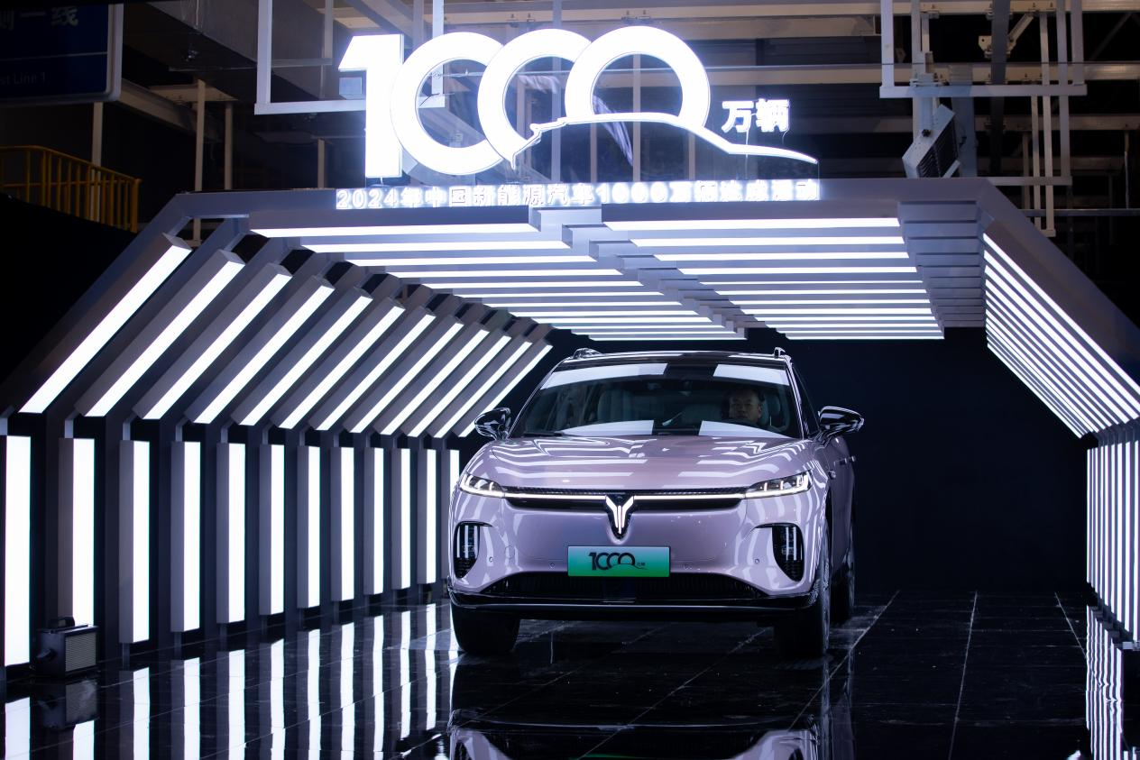 2024年中国新能源汽车1000万辆达成 引领全球汽车产业转型升级