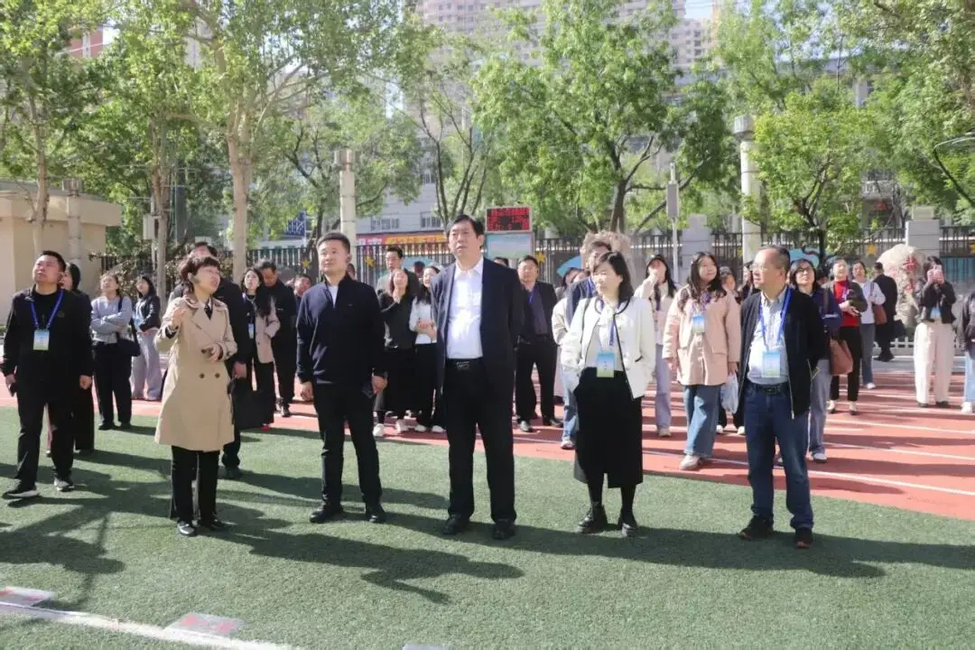 武强县教育考察团到衡水十三中参观交流