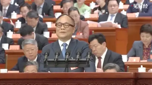 吉利李书福登上人民大会堂主席台