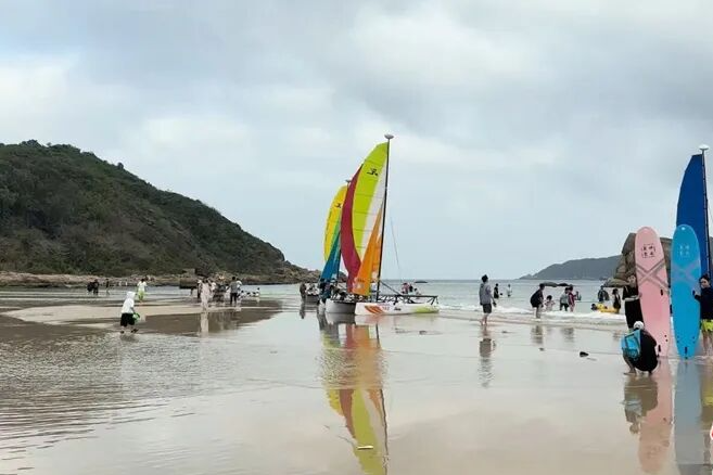 海南封关第一天，他在村里数起了外国游客