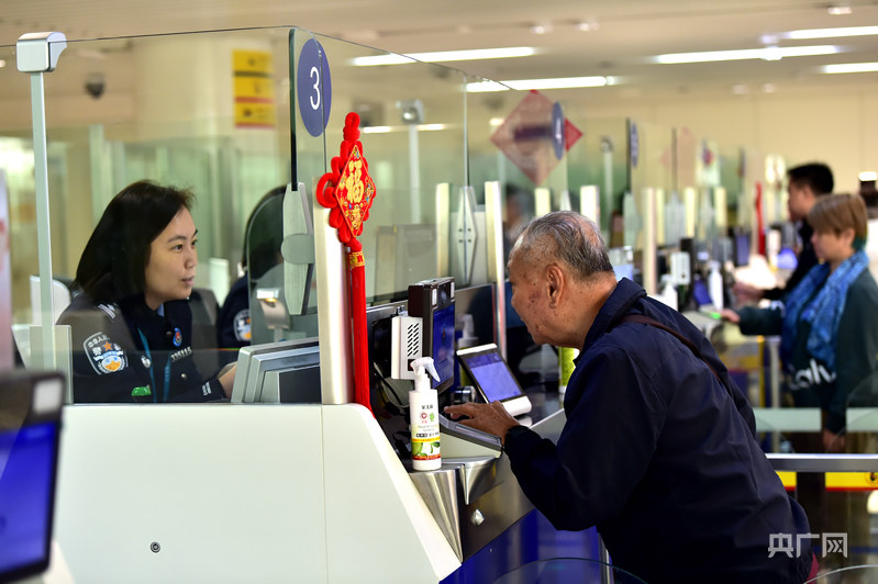 新春走基层丨海口美兰边检站国门坚守保障旅客顺畅通关