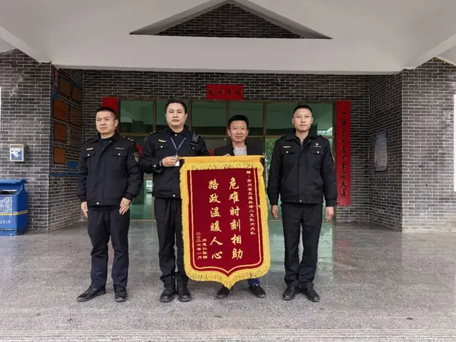 高速上的双重守护：事故救援与一部摔坏的手机