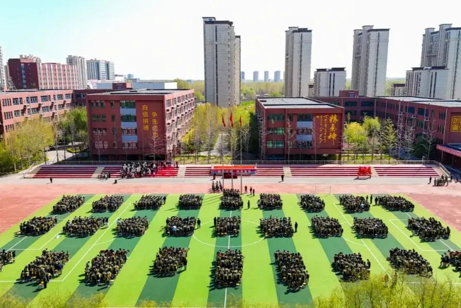 沧州英华高二成人月启动仪式燃情绽放