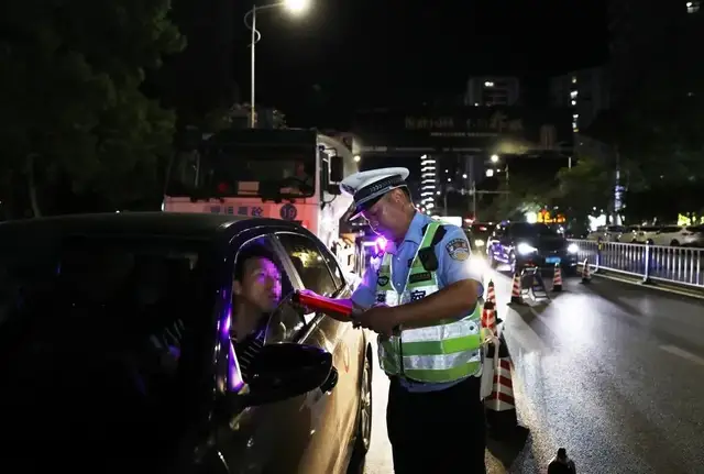 12名“酒司机”被曝光！周末小聚别酒驾，否则下次曝光就是你......
