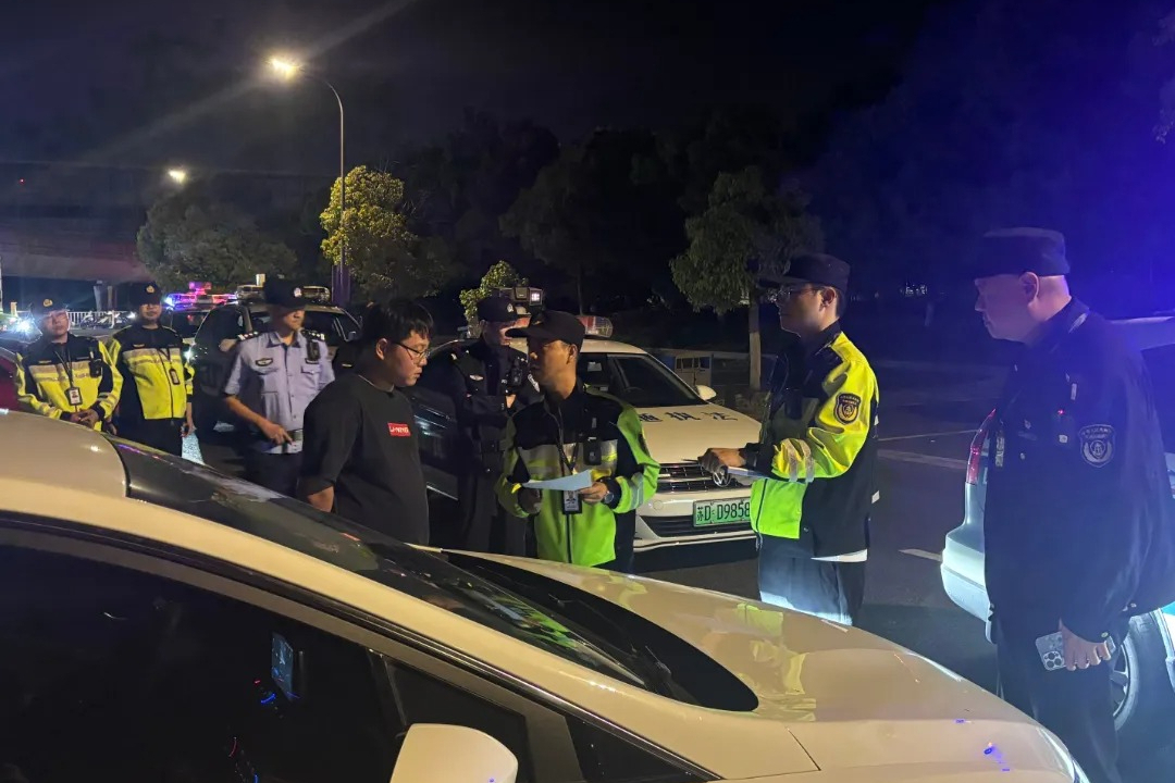 55人被抓！机场出租车司机抱团宰客：甩客、加价、转单一条龙，把乘客当猪仔卖