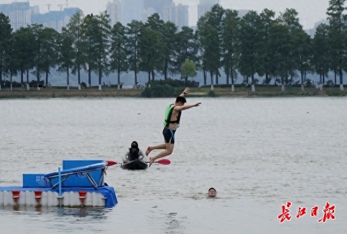 今夏4.92万名游客“跳东湖”，为啥“人多但不挤”