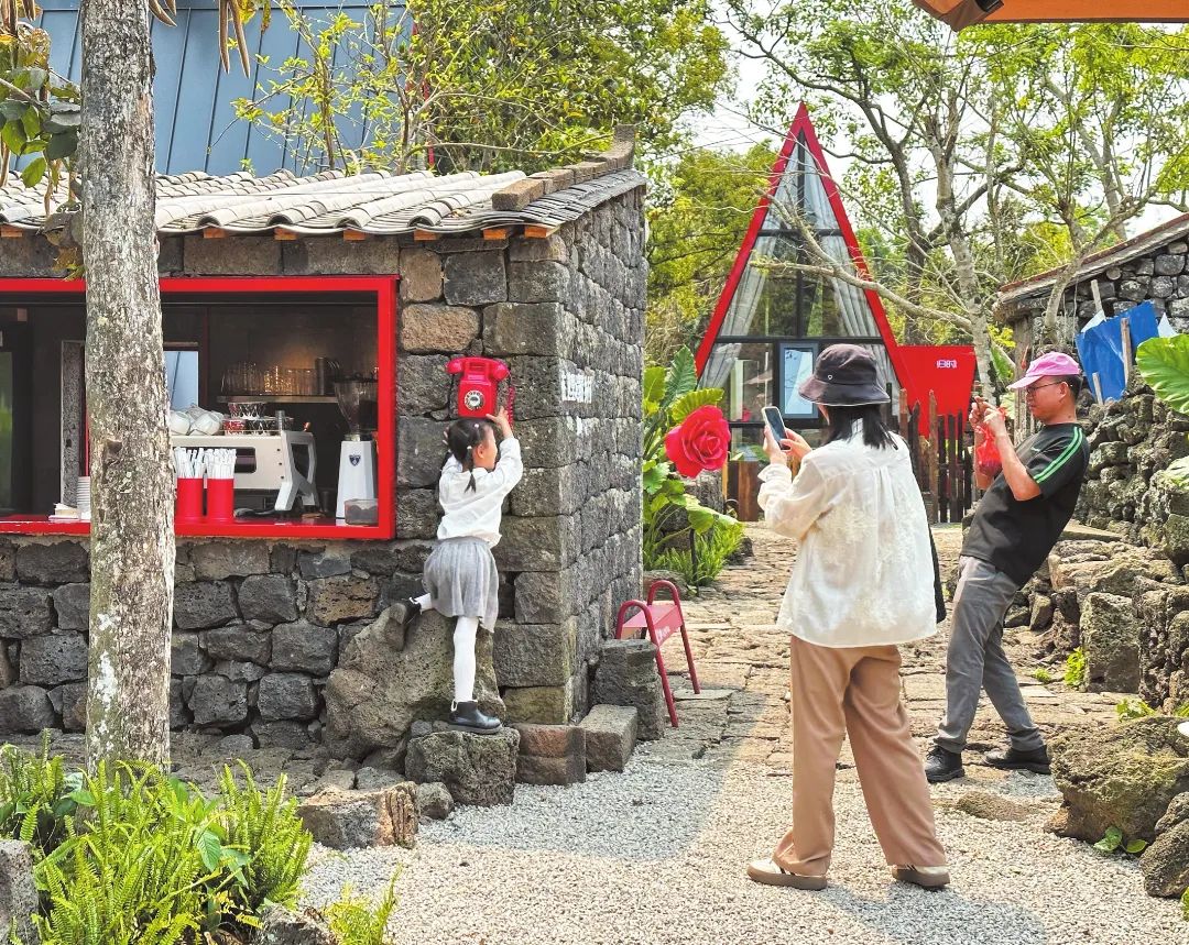 古村飘出咖啡香 乡村旅游火出圈