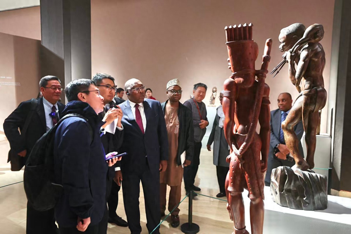 “文明互鉴·木载万象——中国美术馆藏非洲木雕展”开幕