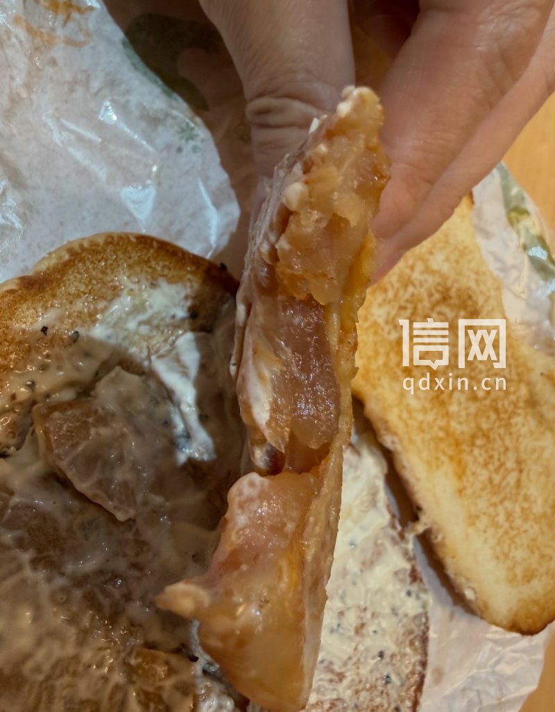 上海男子点麦当劳汉堡一口咬到生鸡肉 涉事餐厅：纯属意外，已赔偿消费者1000元