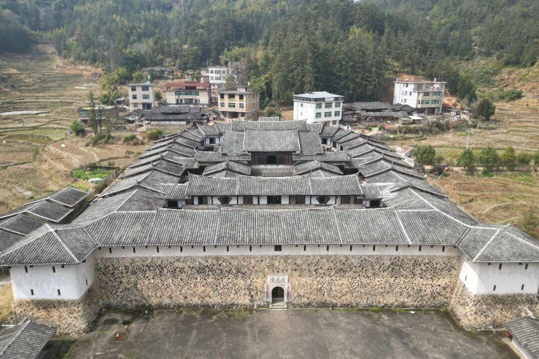 占地约1公顷，耗时14年建成，这座巨型土堡已被国家重点保护！