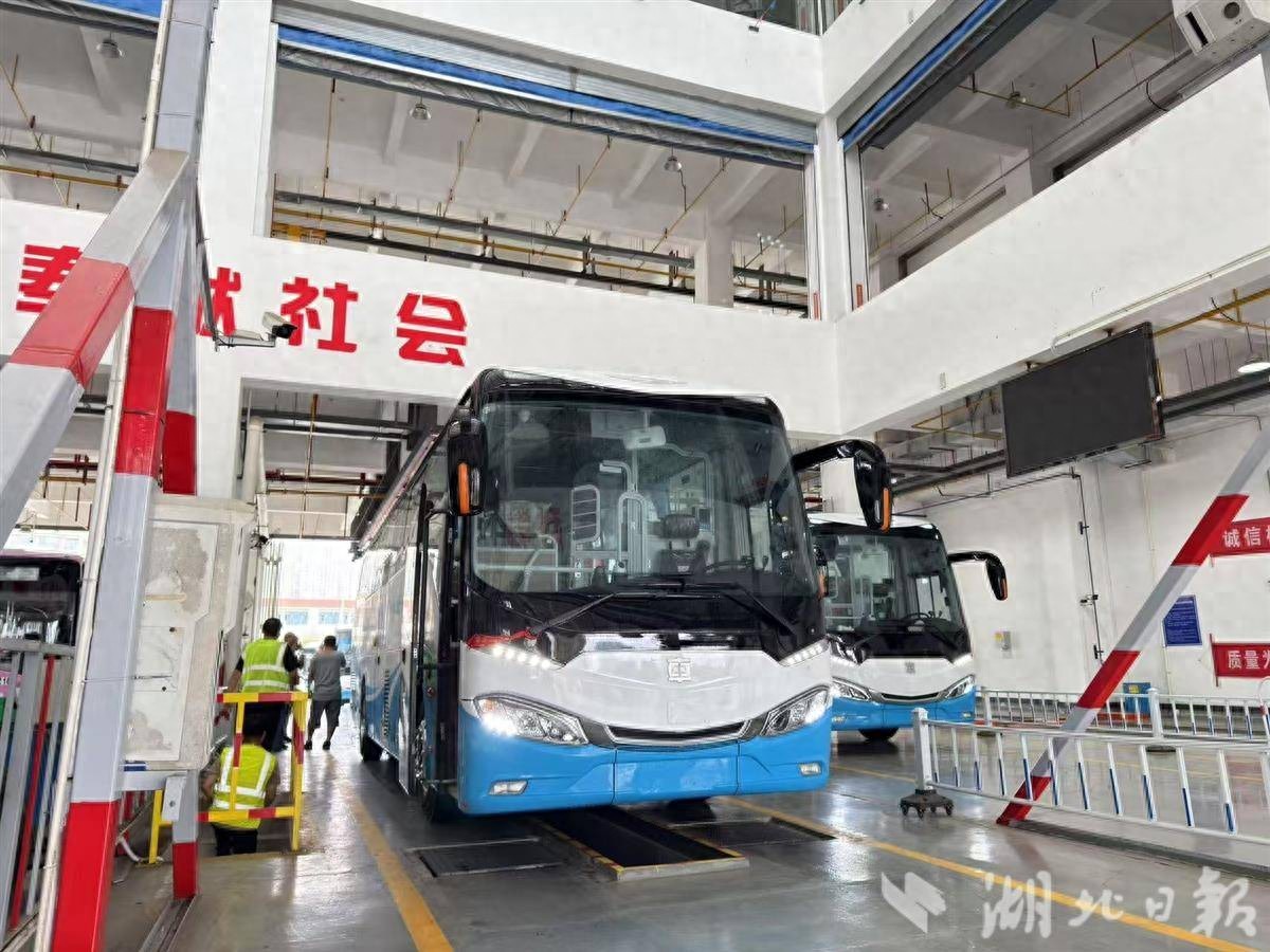 坐公交也能“软座自由”？武汉这批新车让通勤变舒坦​