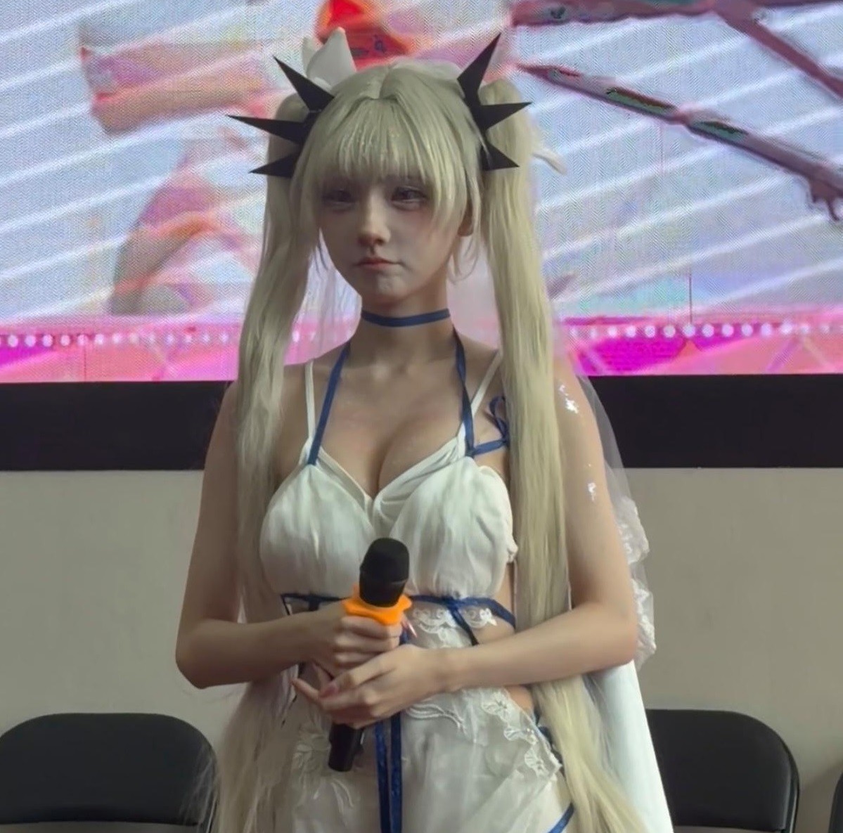 百万粉coser小正义被曝损毁租用的全网独款爱丽丝花嫁COS服！