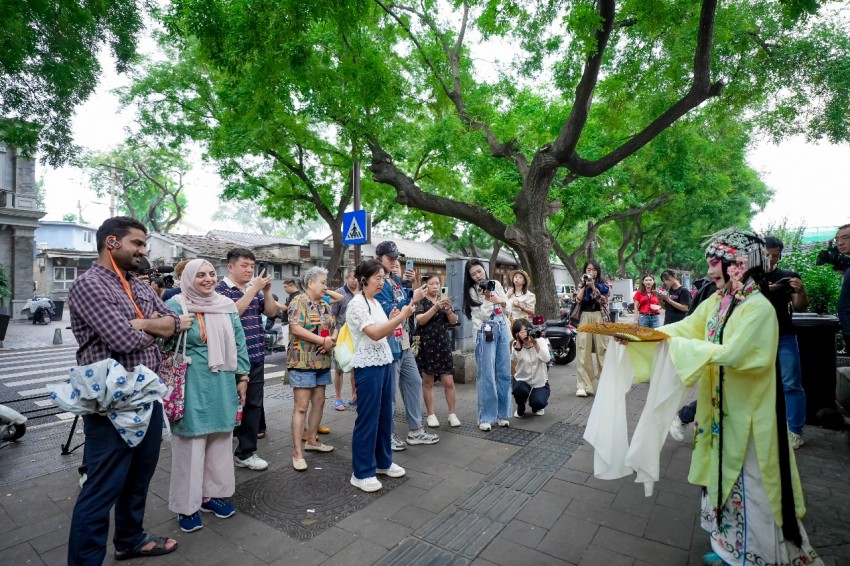 2025“打卡鼓西,漫步斜街”文化消费活动线下活动正式启动(图3) 2025“打卡鼓西,漫步斜街”文化消费活动线下活动正式启动(图3)