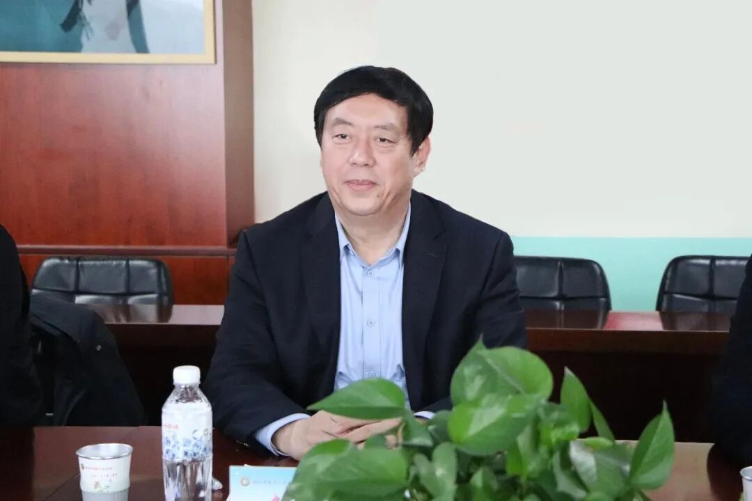 白祥友校长工作室成员新疆实验中学冯永庄一行来衡水十三中参观