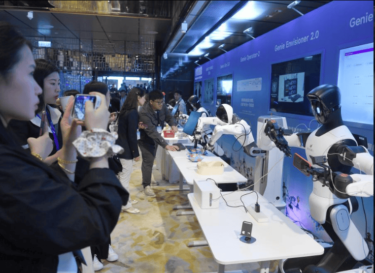首届香港具身智能产业峰会举办 李家超：成立AI+与产业发展策略委员会