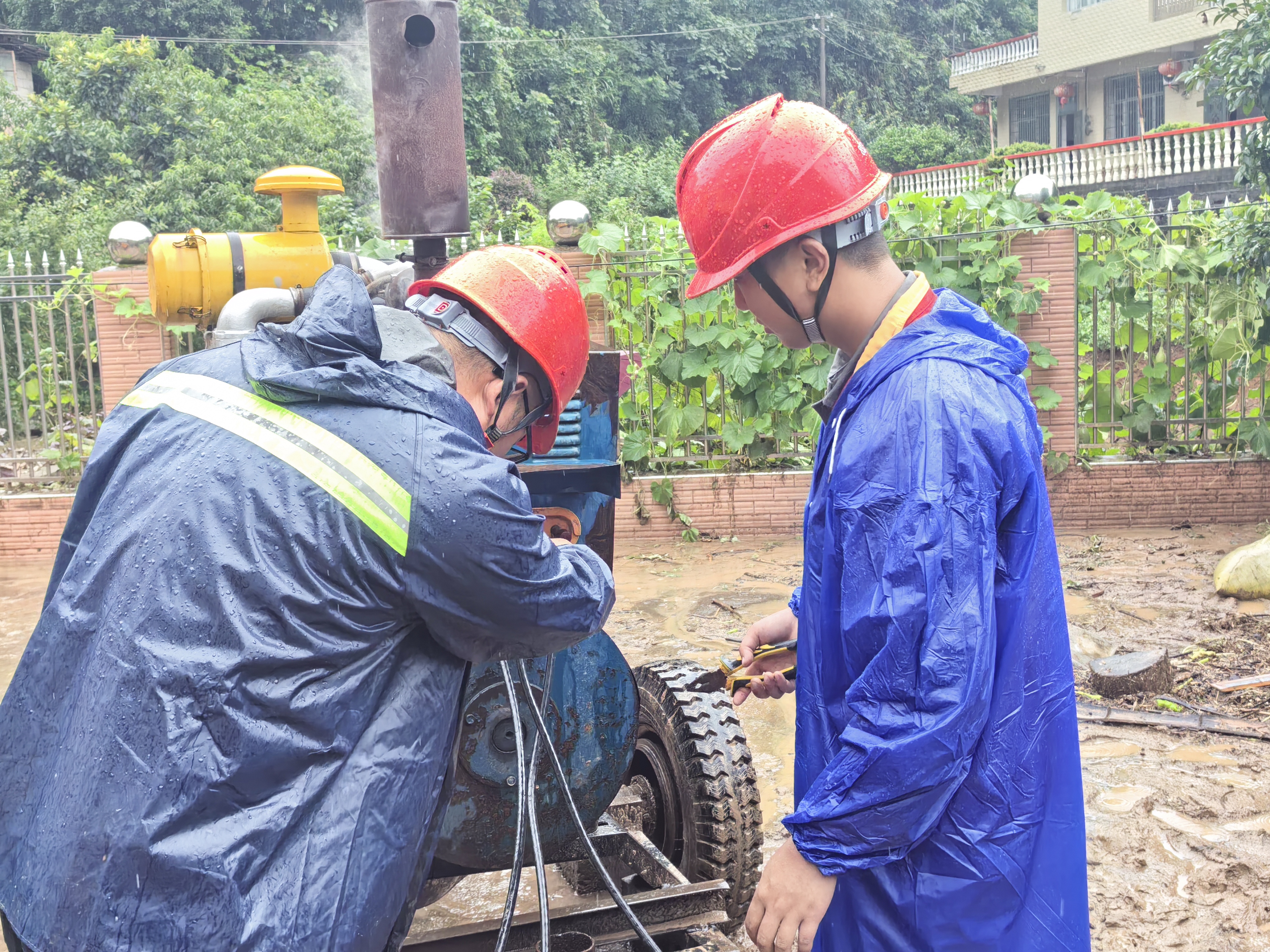 徒步前进 “电骡子”点亮灾区“光明路”
