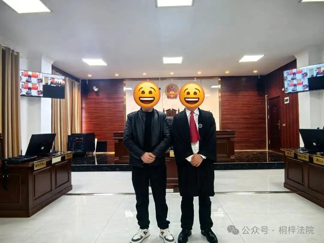 法庭内，法官为一对“特殊家人”拍照记录重逢