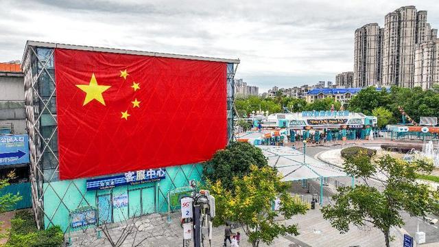 千人传国旗 武汉市民“极地”庆国庆