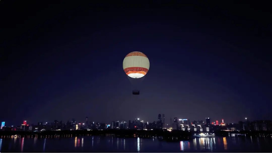武汉东湖氦气球夜游开放，游客可乘气球升至150米高空