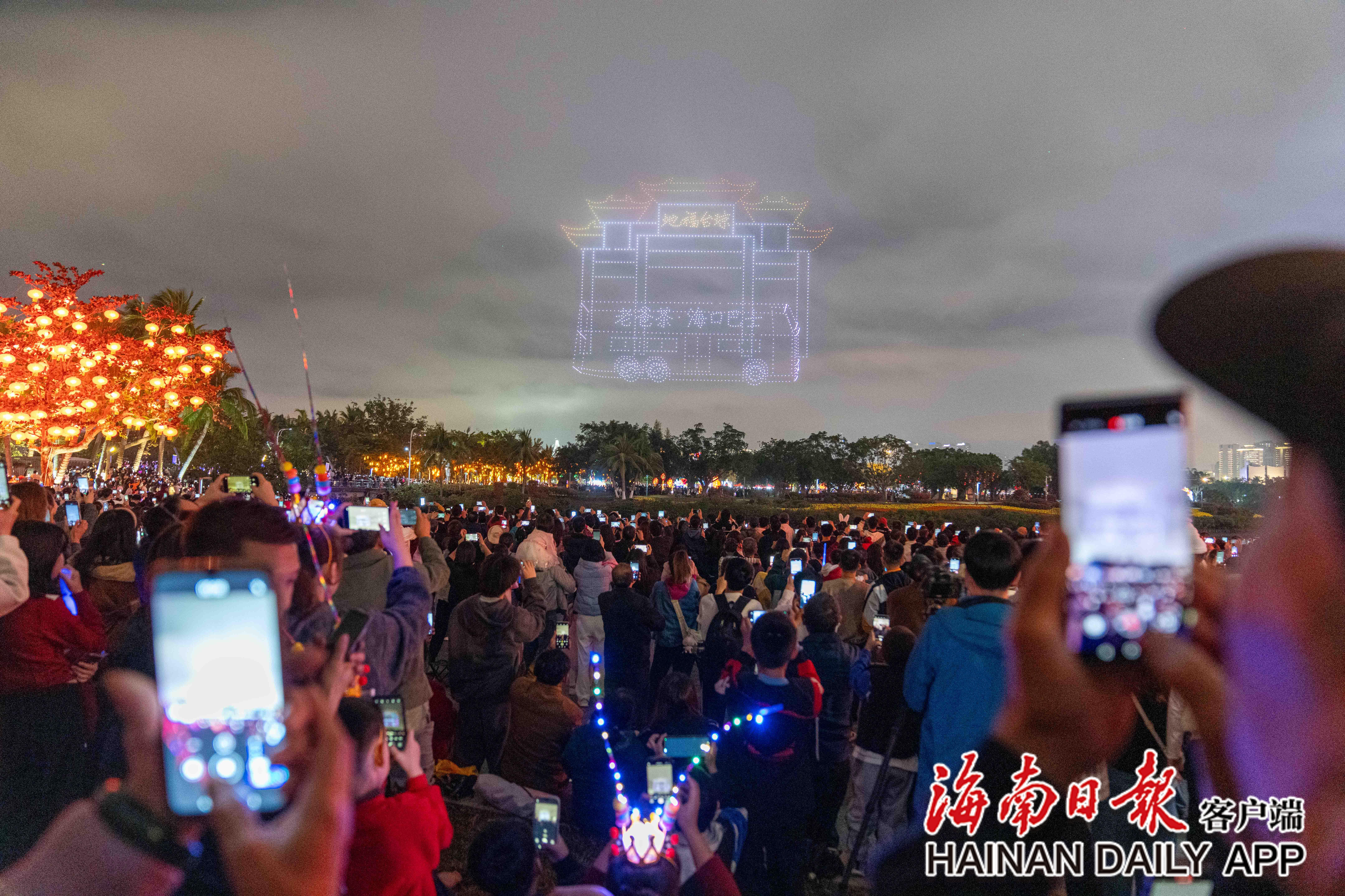 特写丨这一夜，海口万人空巷