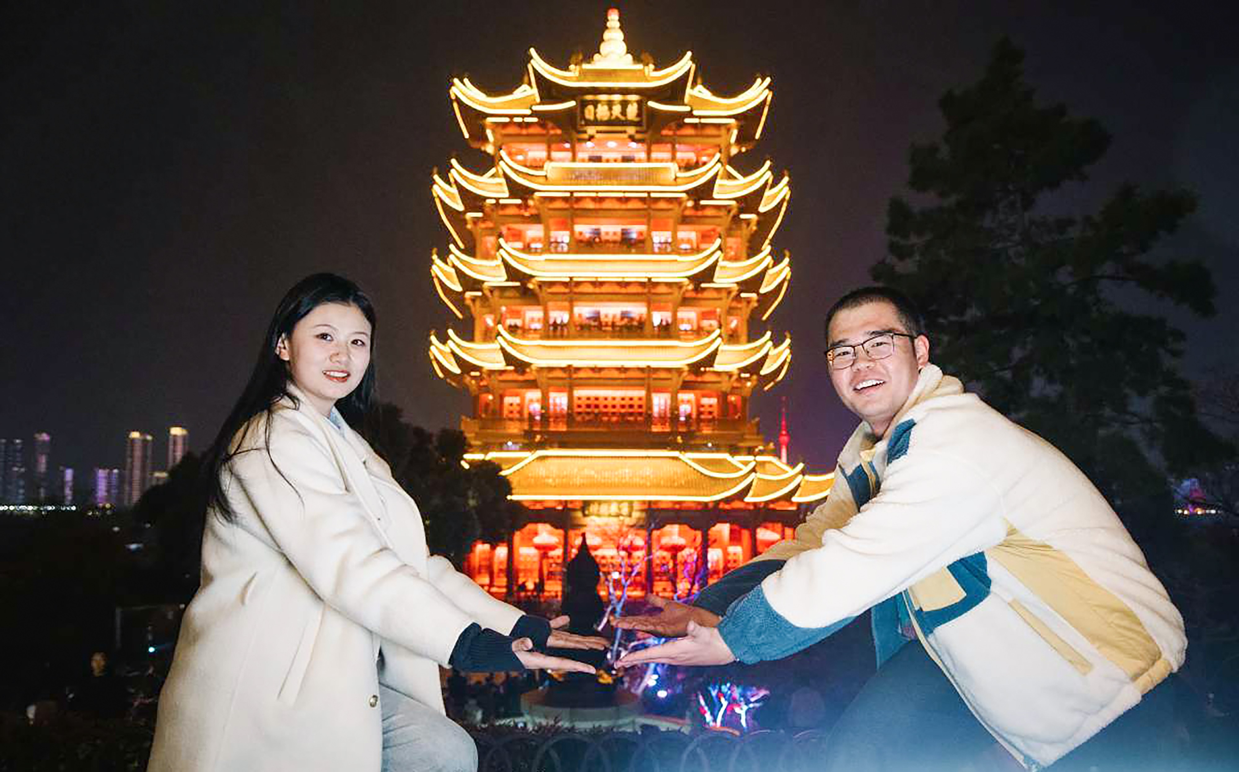 看见的灯火都是未来课堂的注脚，全国大学生社会实践团吟诗打卡“夜上黄鹤楼”