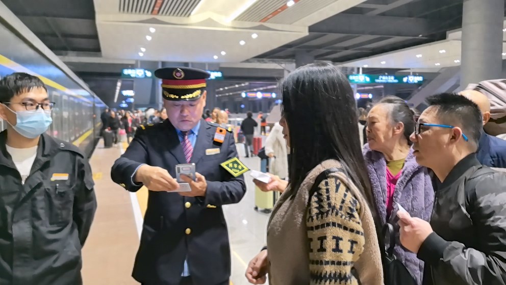 武铁“专车”助千名旅客返乡