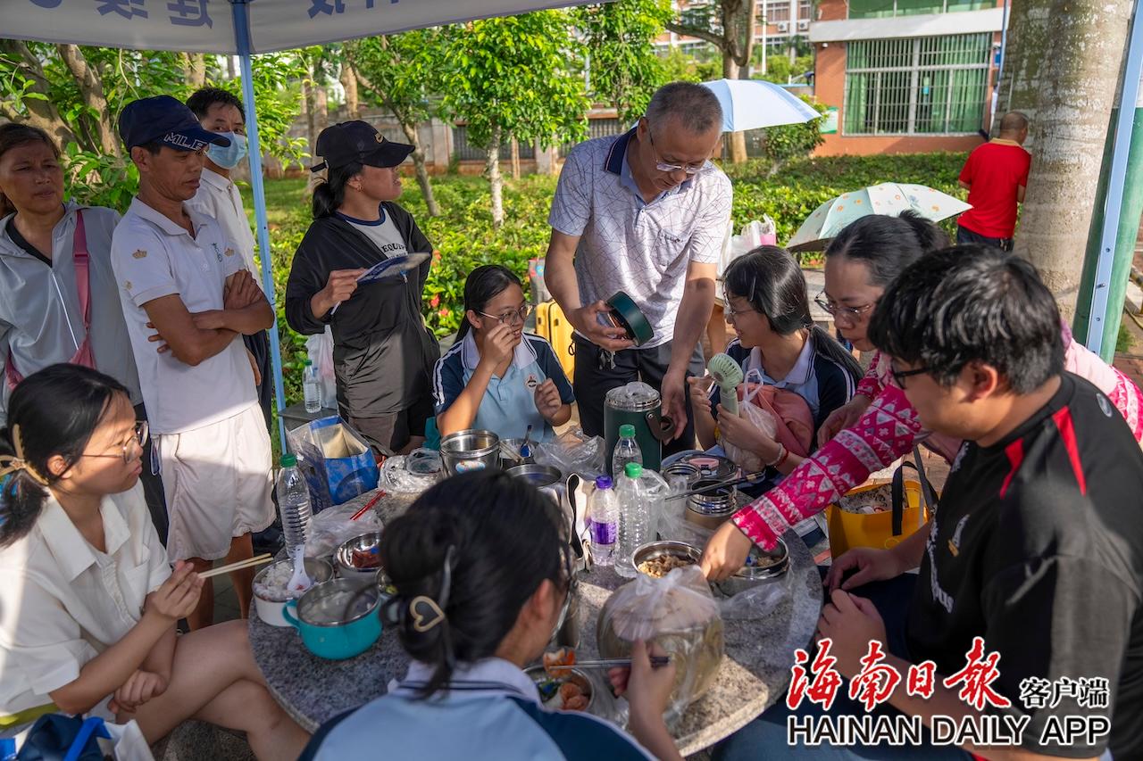 海口：高考考点外的爱心便当