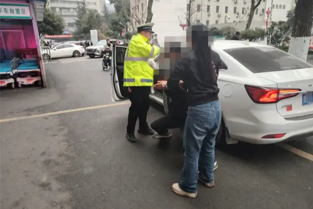 争分夺秒！新蒲交警竭尽所能紧急送医，为群众争取黄金救治时间