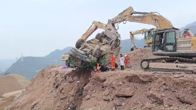 遵义仁怀：货车侧翻致司机被困，消防成功救援