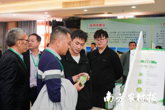 通过现场品鉴和面对面交流,参会嘉宾、采购商与连州菜心企业代表对接产销需求。 通过现场品鉴和面对面交流,参会嘉宾、采购商与连州菜心企业代表对接产销需求。