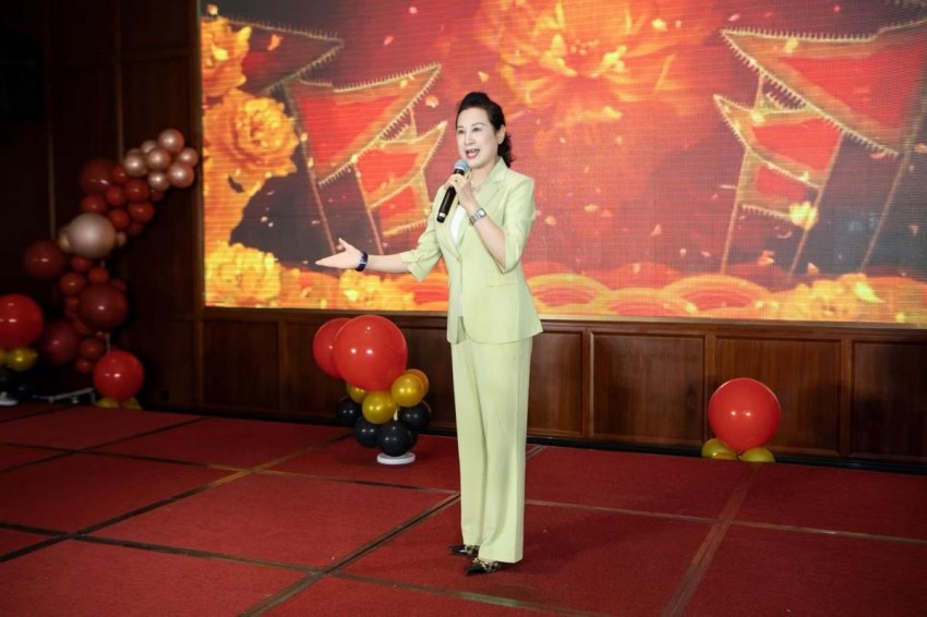 庆国庆 迎仲秋“香玉剧社”率梨园群星共同举办尊师助老茶话会(图10) 庆国庆 迎仲秋“香玉剧社”率梨园群星共同举办尊师助老茶话会(图10)