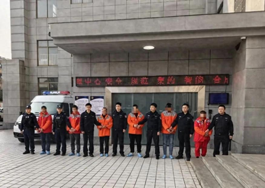 赤水公安连续破获系列盗窃案并公开押解犯罪嫌疑人指认现场