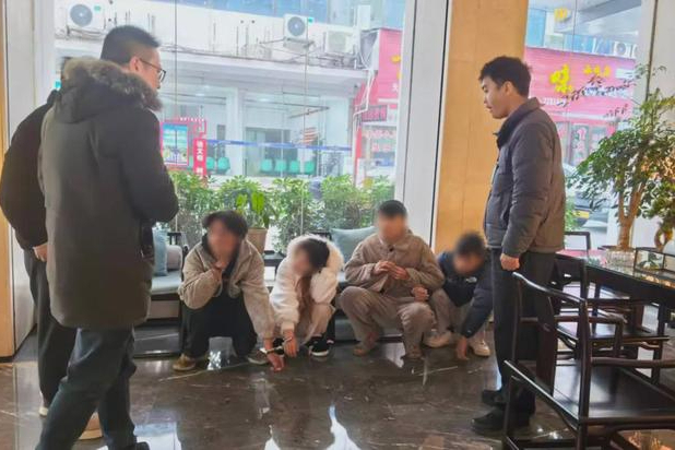 “气垫”撬车门作案，流窜多地终落网！汇川公安跨省打掉盗窃团伙