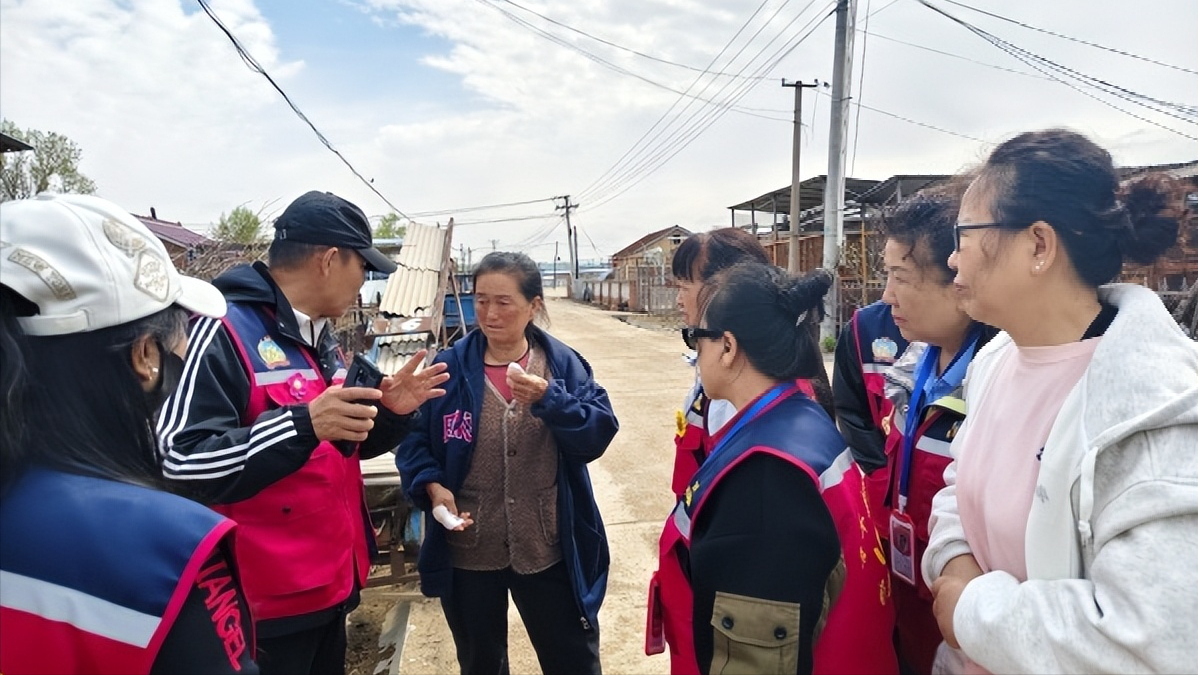 舒兰市青年志愿者协会紧急慰问开原镇火灾受灾家庭