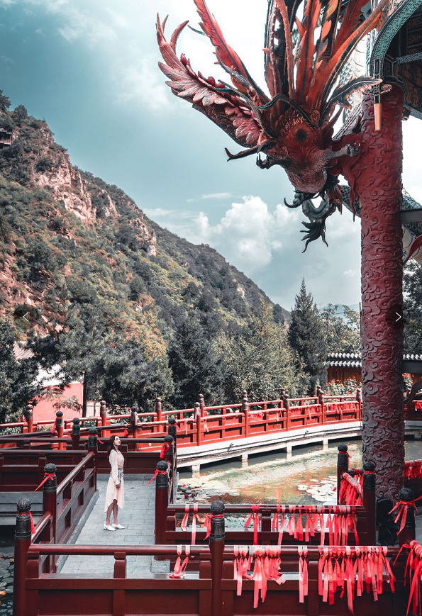 藏在北京深山中的一座古寺，距今已有900年，其建筑在国内很少见