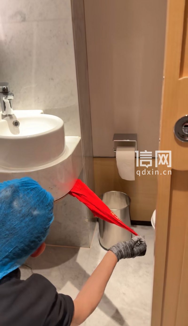 女子春节假期入住沈阳万豪酒店 发现洗手池下藏着红色男士内裤