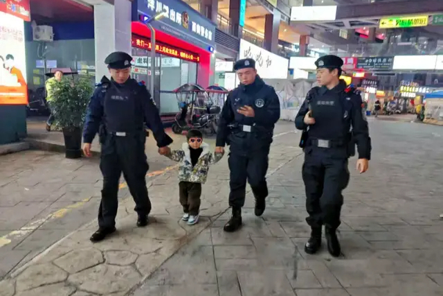 从百姓身边到长夜街头，那抹藏蓝的温暖永远“满格”