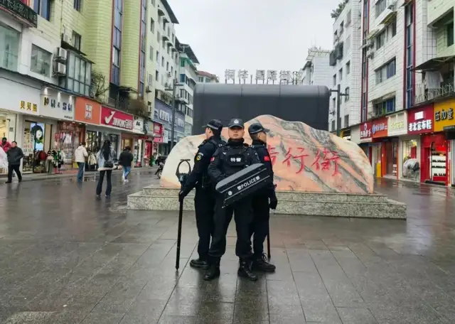 夜色中的守护——特巡警帮助走失儿童安全回家