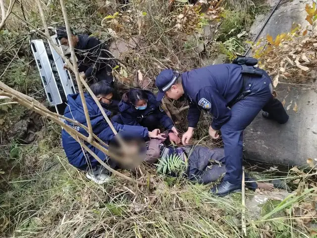 仁怀一老人在深山摔伤，警民联手紧急救援！