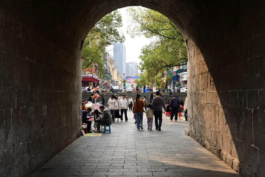 那座叫春的城市，藏着中国最古老的测时天文台，立柱东倒西歪800年