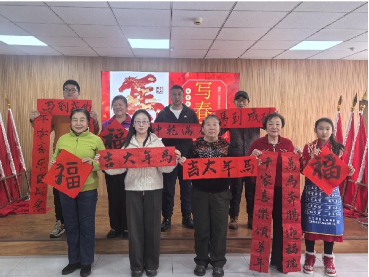 北苑社区关工委开展“学校放假社区开学”写对联、剪窗花活动