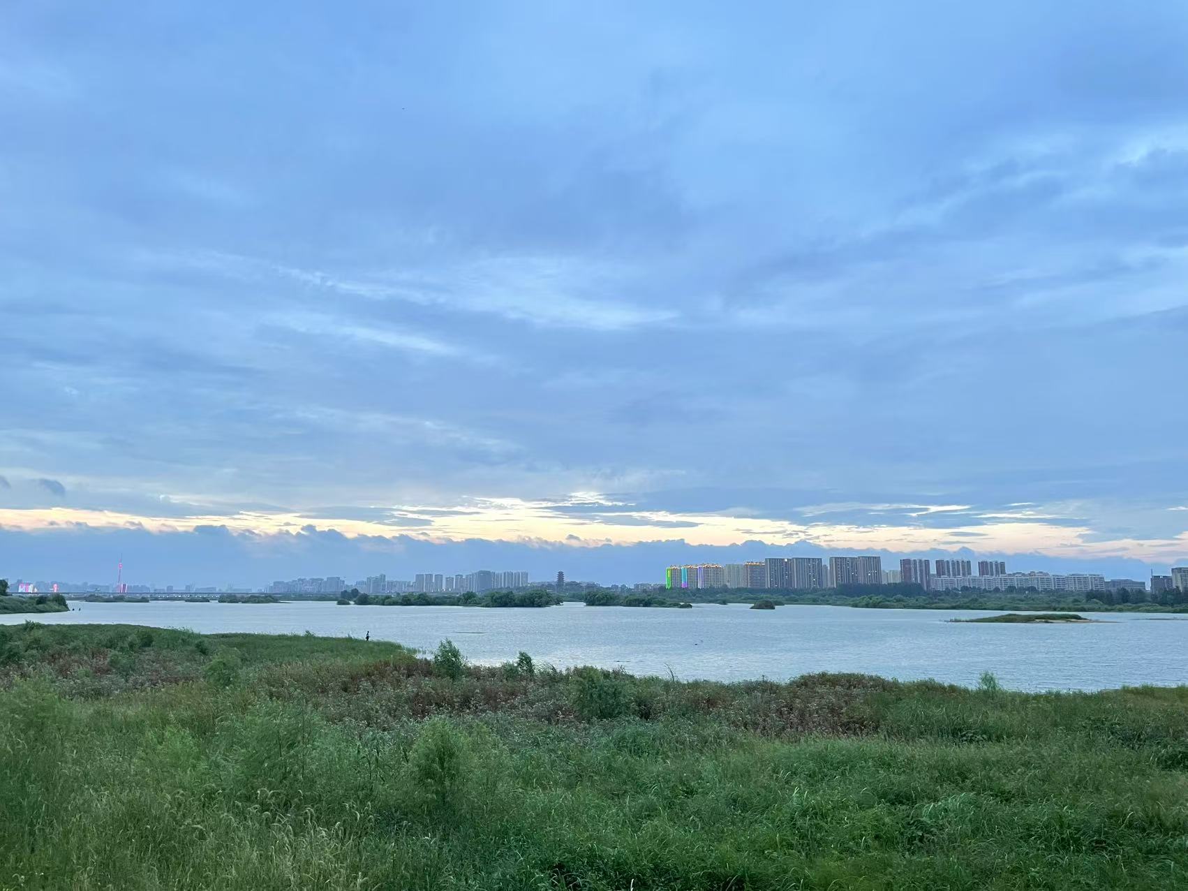 消夏记—小城夜巡，看娃吃瓜
