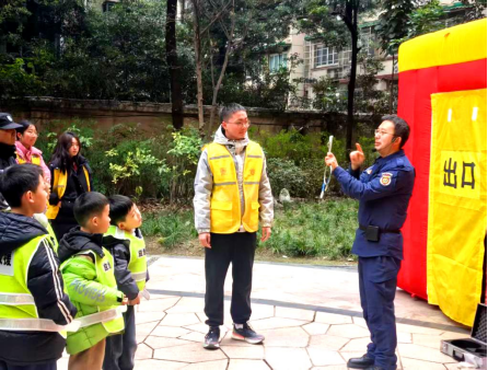 成都锦城社区关工委开展“防范隐患 安全共治”消防演练活动