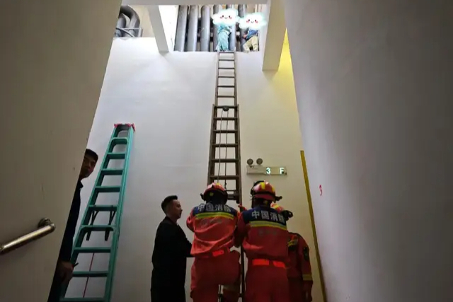 遵义仁怀：俩孩童被困建筑通风口，消防救援化险为夷
