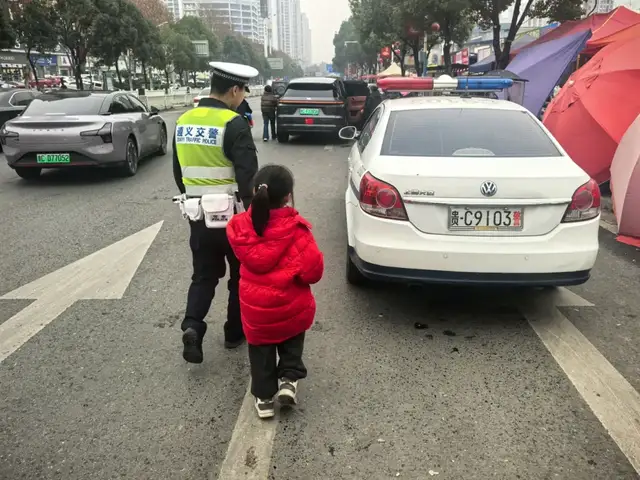 萌娃与奶奶走散，新蒲交警开启“护娃”模式，半小时后与家人重逢